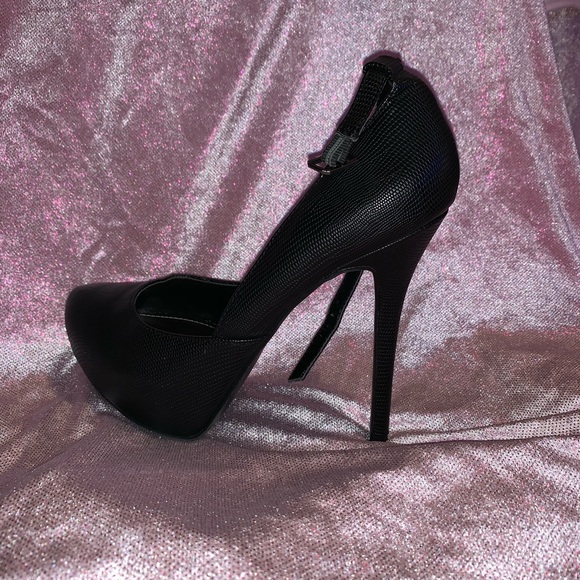 Black platform heels! - Picture 1 of 4
